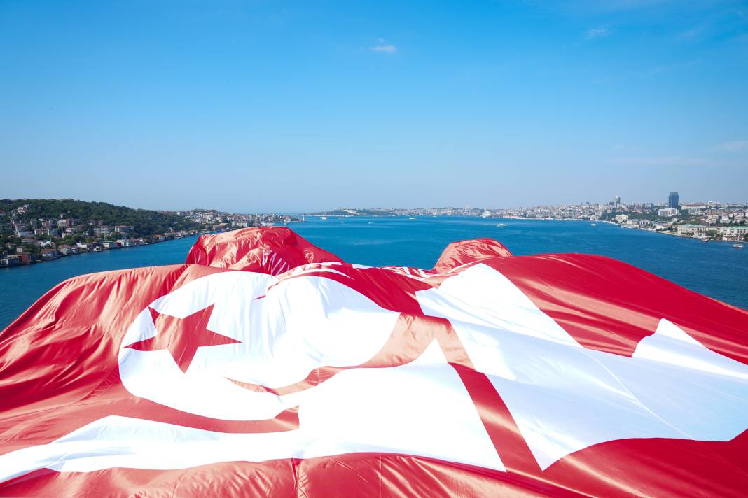 İstanbul'daki köprülere Türk bayrağı asıldı 18